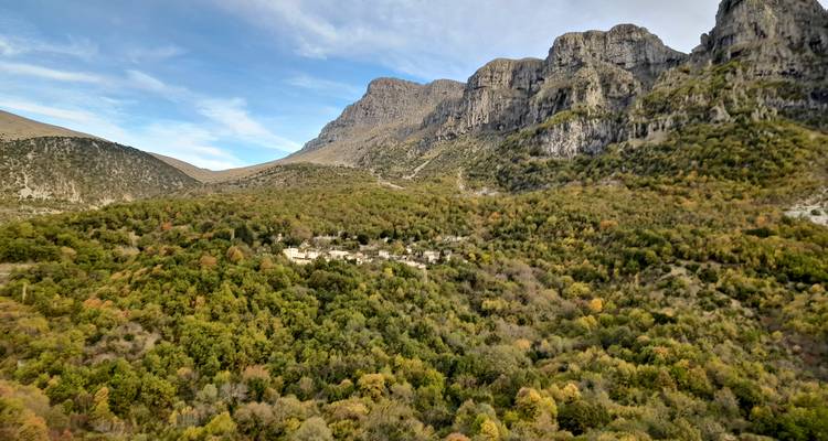 Amplio valle boscoso bajo montañas escarpadas en el norte de Grecia visto desde arriba.