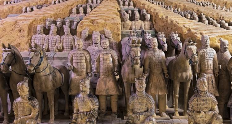 Esculturas del Ejército de Terracota en un entorno museístico.