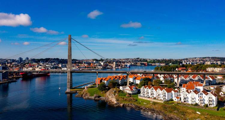 Vue aérienne de Stavanger avec un grand pont