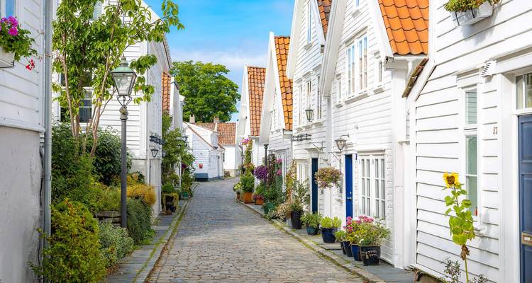Rue pittoresque bordée de maisons en bois blanc