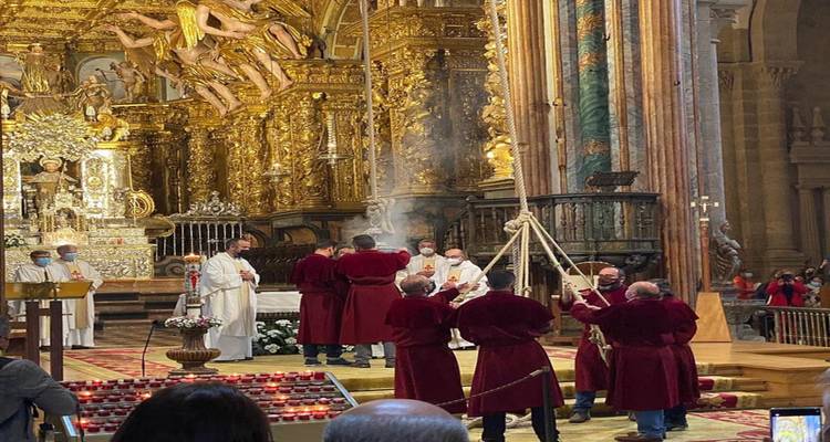 Religieuze ceremonie in een rijk versierde kerk