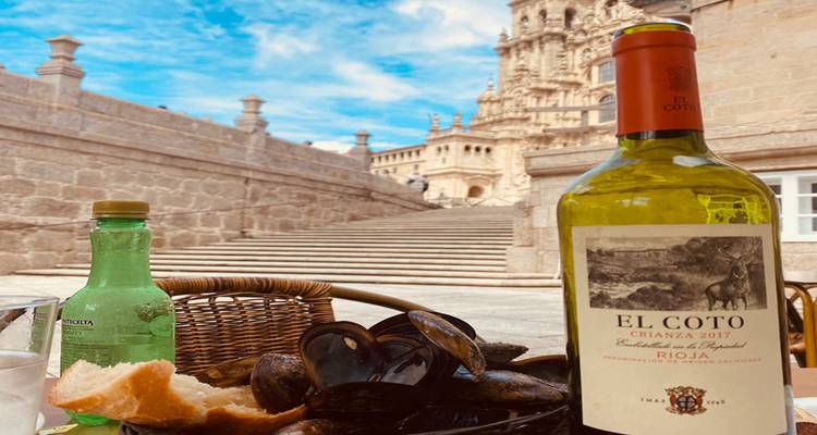 Buiten dineren met wijnfles en eten