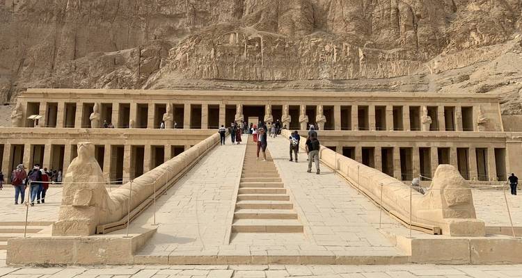 Vue de face du grand Temple d'Hatchepsout avec des visiteurs montant la rampe centrale