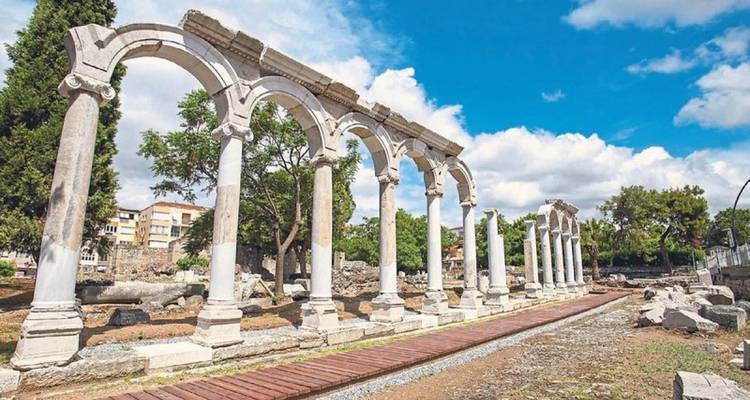 Une vue de colonnes antiques dans les vestiges d'un site archéologique.