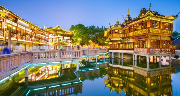 Architecture chinoise traditionnelle avec reflets dans l'eau.