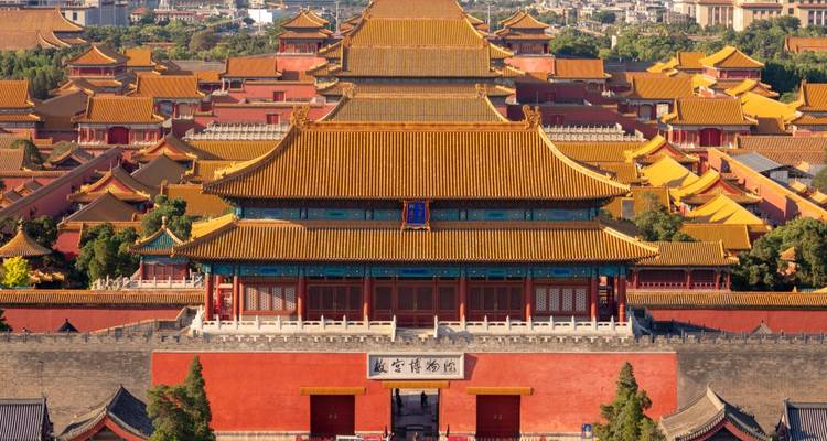 Vue aérienne de la Cité interdite avec son architecture emblématique et ses toits jaunes.