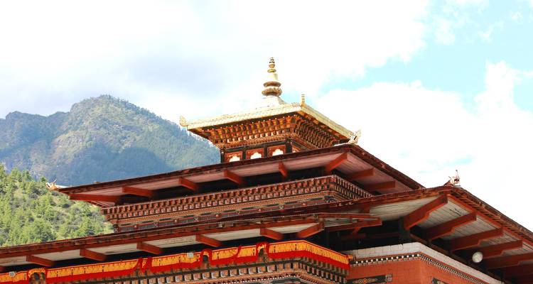 Primer plano del techo de un edificio tradicional butanés.