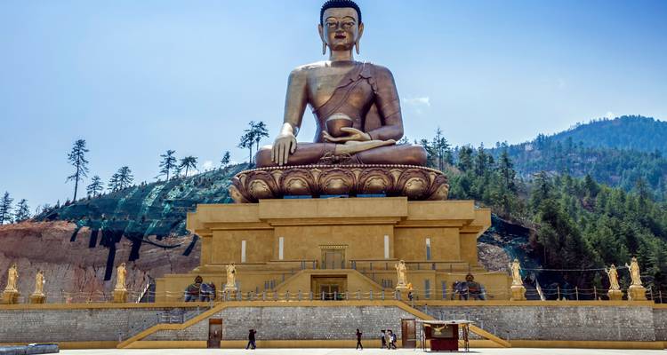 Estatua del Gran Buda Dordenma con un telón de fondo montañoso.