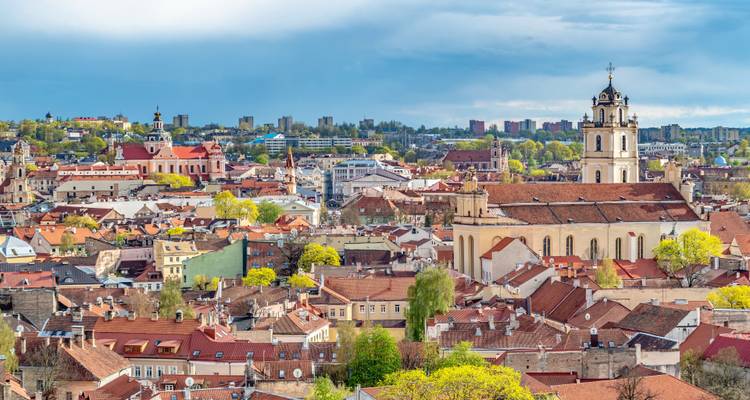 Vista aérea de Vilnius con torres de iglesias y paisaje urbano.