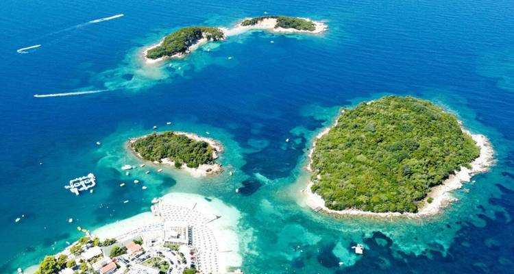 Vista aérea de las islas de Ksamil y el mar turquesa.