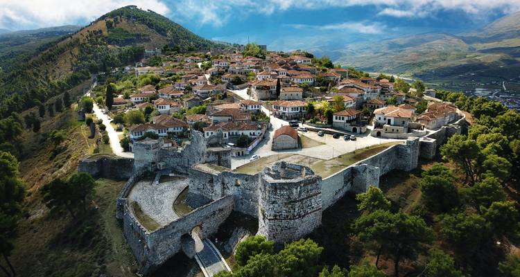 Vista aérea de Berat con murallas de la fortaleza y casas tradicionales.