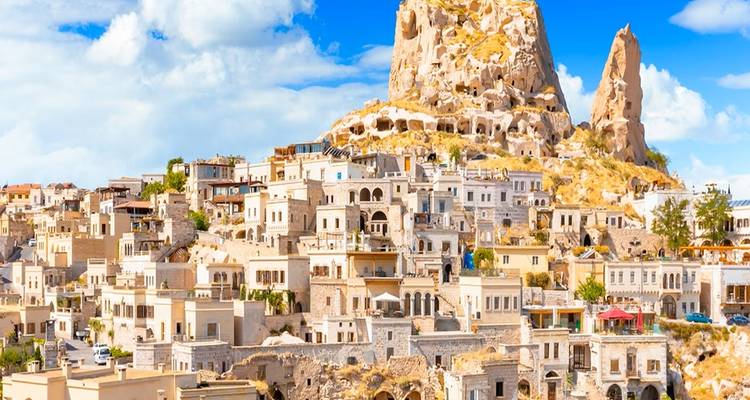 Formaciones rocosas y edificios en Capadocia, Turquía.