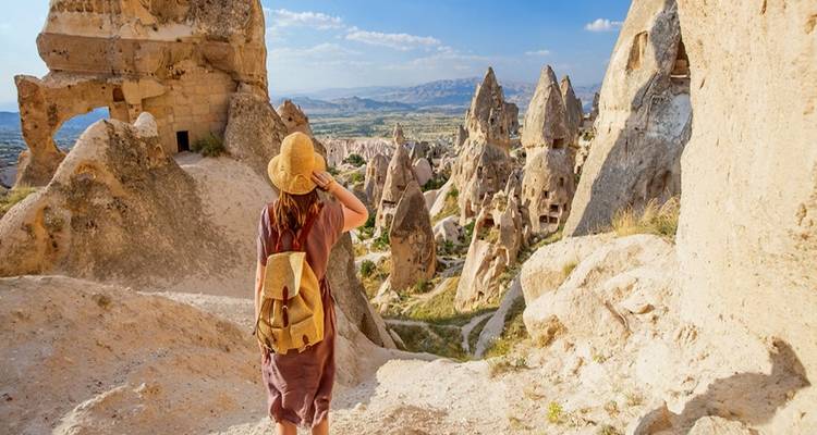 Mujer explorando formaciones rocosas en Capadocia, Turquía.