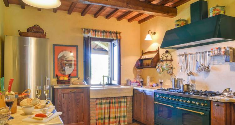 Cuisine rustique avec des appareils traditionnels et préparation de nourriture.