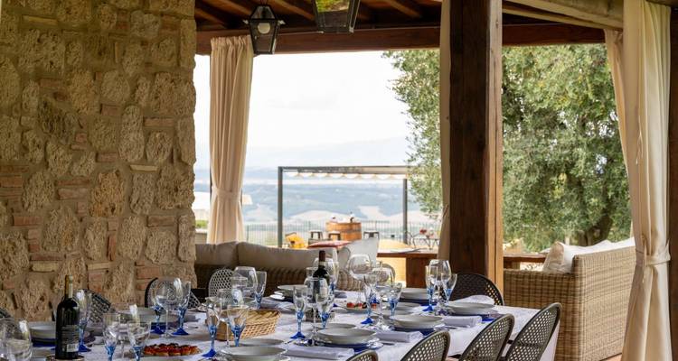 Zone de restauration extérieure avec vue sur les collines vallonnées.