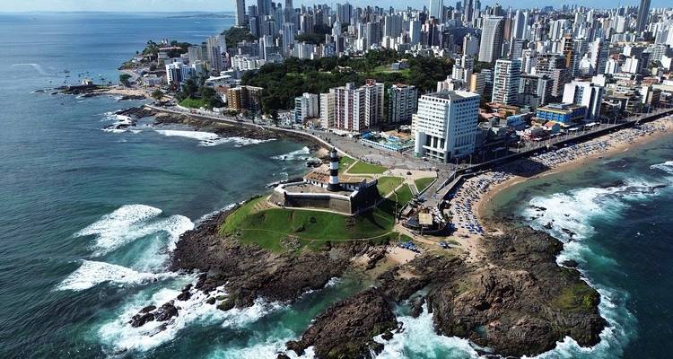 Vue aérienne d'une ville côtière avec un fort et des bâtiments.