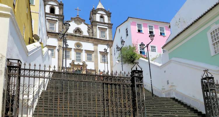 Escalier menant à la façade d'une église historique.