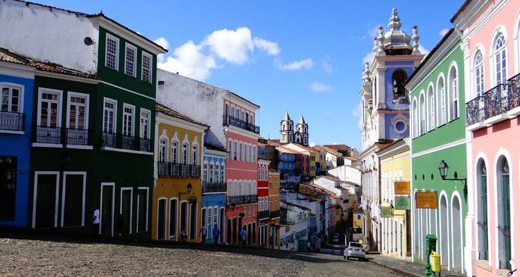 Rue coloniale vibrante et colorée dans une ville historique.