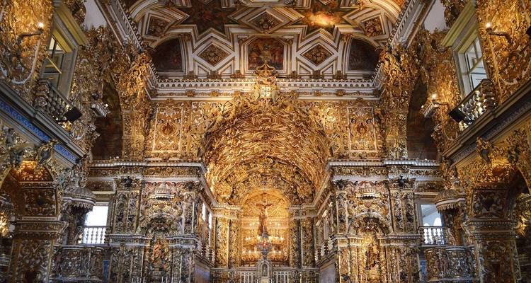 Intérieur doré luxueux d'une cathédrale historique.