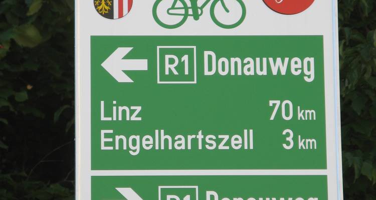 Señal de carril bici que indica las direcciones a Linz y Engelhartszell
