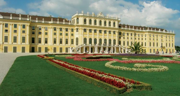 Histórico palacio barroco con cuidados jardines