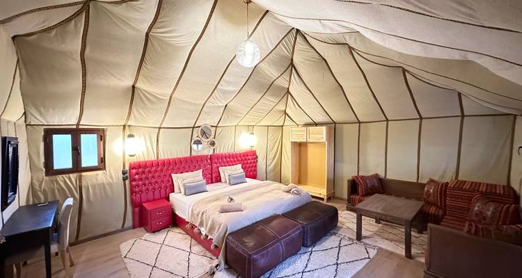 Interior lujoso de tienda con muebles cómodos en un entorno desértico.