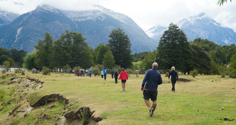 Groupe de personnes marchant dans un paysage montagneux pittoresque.