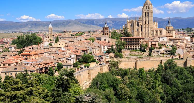 Vue panoramique de Ségovie avec sa cathédrale emblématique et son architecture historique.