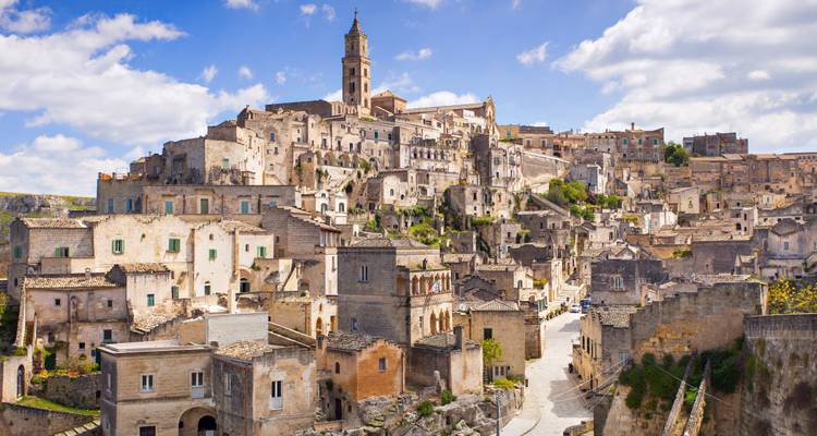 Historische Steinstadt-Landschaft von Matera unter einem blauen Himmel.
