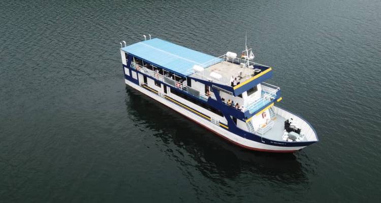 Barco navegando por aguas tranquilas.