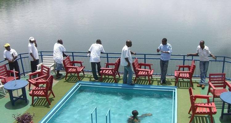 Hombres relajándose en una cubierta junto a una piscina en un barco.