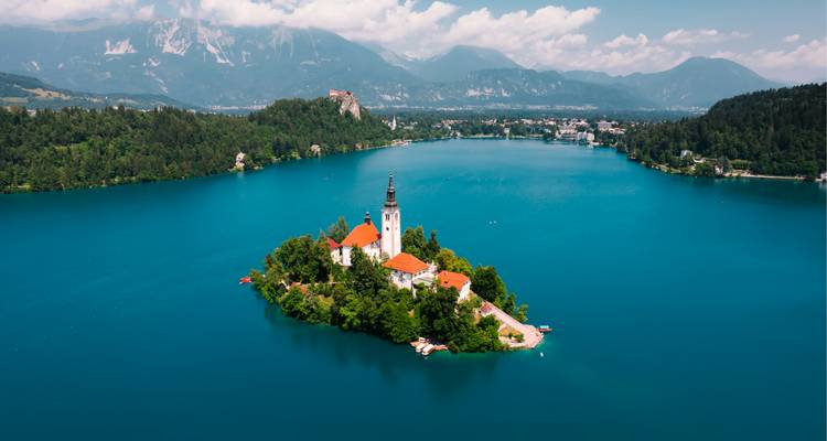 Luchtfoto van het Meer van Bled met een kerk op een eiland.