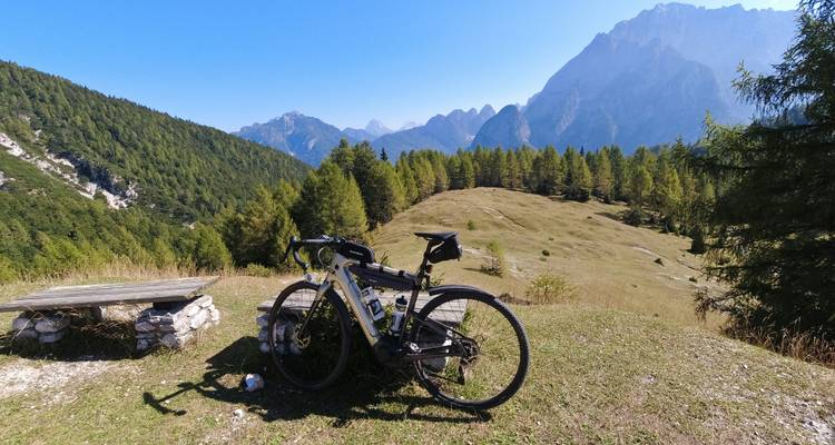 Fiets die rust op een schilderachtige heuveltop met uitzicht op de bergen.