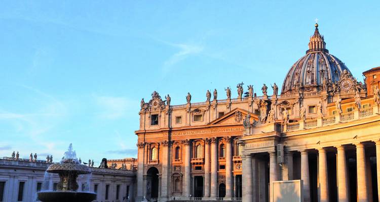 Blick auf den Petersdom während der goldenen Stunde.