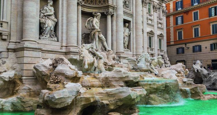 Nahaufnahme des Trevi-Brunnens mit Skulpturen.