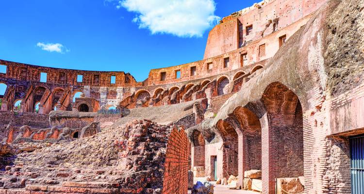 Innenansicht des Kolosseums unter blauem Himmel.