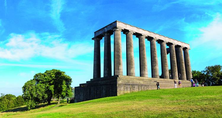 Historisches Denkmal in Edinburgh mit vereinzelten Besuchern.