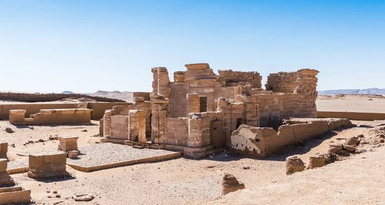 Ruines d'un temple en pierre historique dans le désert.