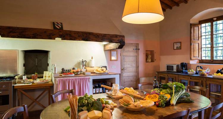 Table de cuisine avec légumes et préparations culinaires.