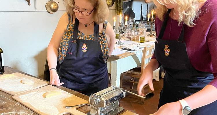 Des personnes participant à un cours de fabrication de pâtes.