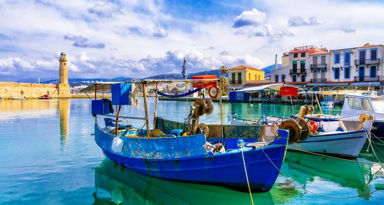 Rethymnon alter Hafen mit Fischerbooten und Leuchtturm.