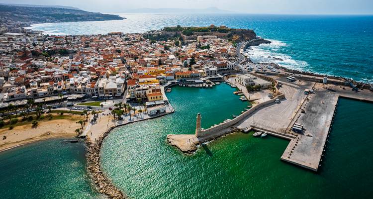Küstenlinie von Rethymnon mit der Altstadt und dem Hafen.