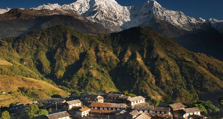 Een dorp met bergen op de achtergrond.
