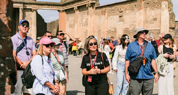 Grupo de turistas en un sitio arqueológico.