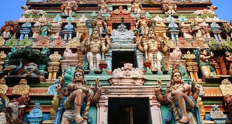 Une façade de temple vibrante avec des sculptures détaillées.