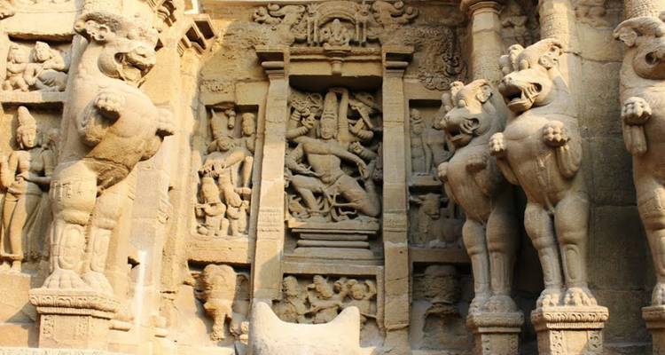 Sculptures de pierre complexes sur un mur de temple.
