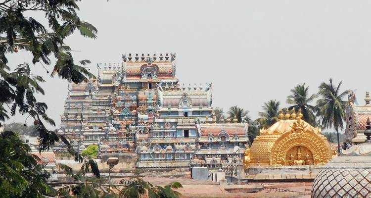 Un complexe de temples vibrant avec des structures ornées.