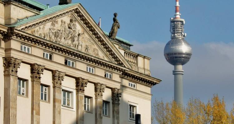 Torre de televisión de Berlín detrás de un edificio clásico.
