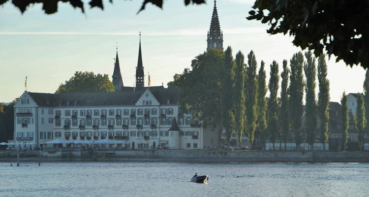 Bâtiment historique avec des flèches au bord d'une rivière.