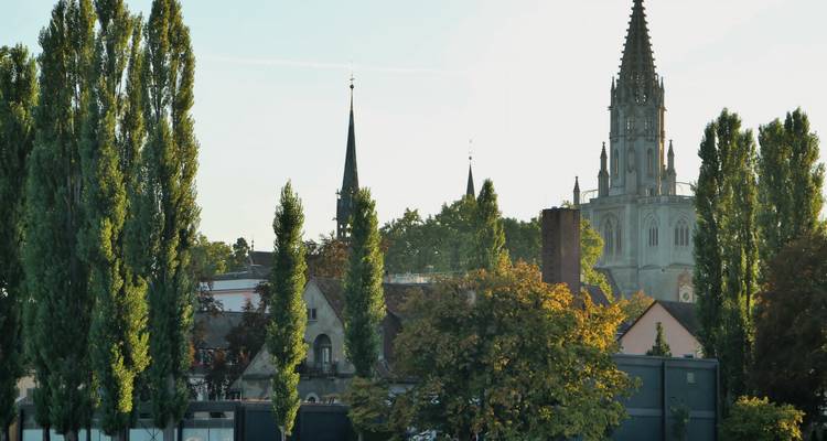 Horizon avec des clochers d'église dans un paysage urbain.